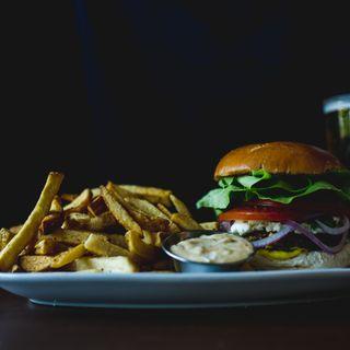 Bin 4 Burger Lounge - Saanich