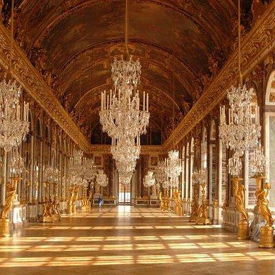 Versailles Palace Guided Tour with Coach Transfer from Paris