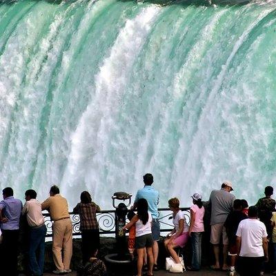 Luxury Niagara Falls Day Trip from Toronto with Cruise and Lunch