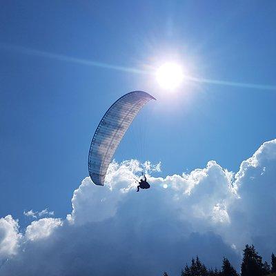 Tandem paragliding in the Stubai Valley near Innsbruck