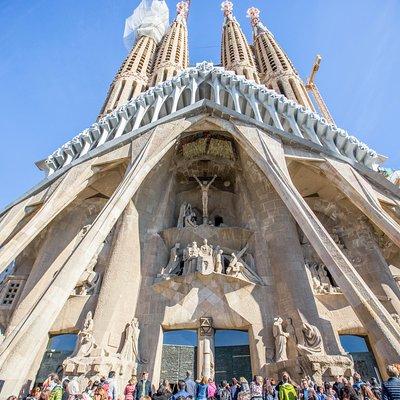 Sagrada Familia Fast Track Guided Tour with Towers Access