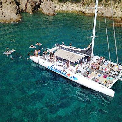 Catamaran ride -Costa Brava with barbecue and drinks. Familiar.