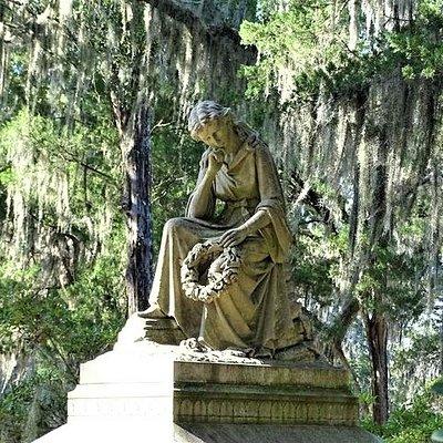 Bonaventure Cemetery Walking Tour with Transportation