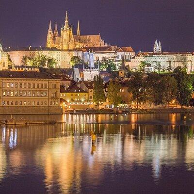 Private Transfer from Passau to Prague with 2 Hours Sightseeing of Local Driver