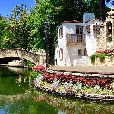 Walking Tour Along the San Antonio Riverwalk And Around Downtown