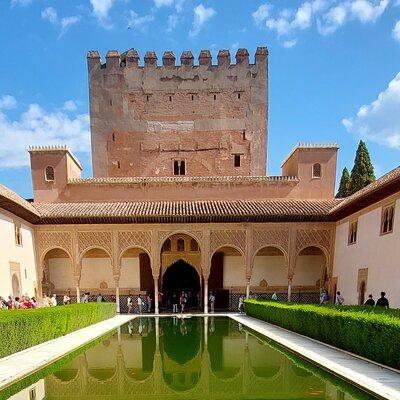 Alhambra and Nasrid Palaces Guided Tour with Tickets