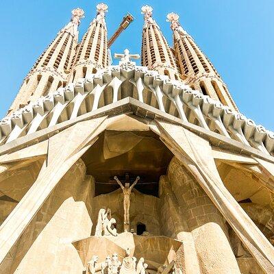 Best of Barcelona: Sagrada Familia, Park Guell, Montjuic & Gothic