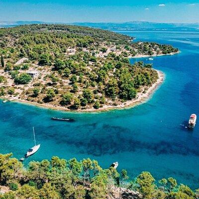 Blue Lagoon, Shipwreck & Maslinica from Split with LUNCH & DRINKS