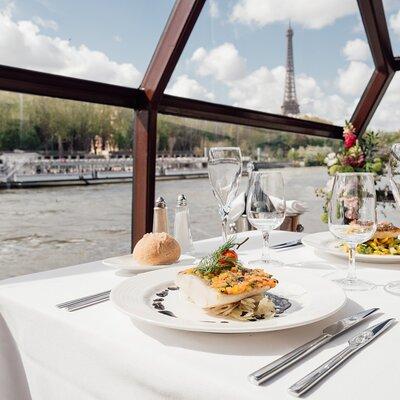 Paris Seine River Dinner Cruise with Live Music by Bateaux Mouches