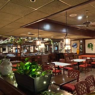 Benjamins Restaurant and Lounge