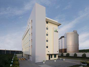 Holiday Inn Express Hotel & Suites