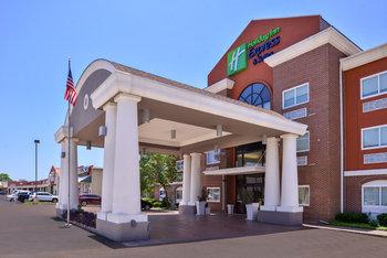 Holiday Inn Express Hotel & Suites